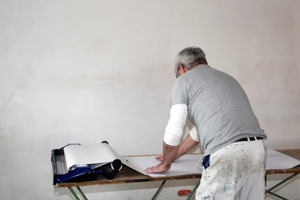 Renovlies aanbrengen in Gouda. Ontdek de materialen en beste techniek om te behangen met renovlies behang.
